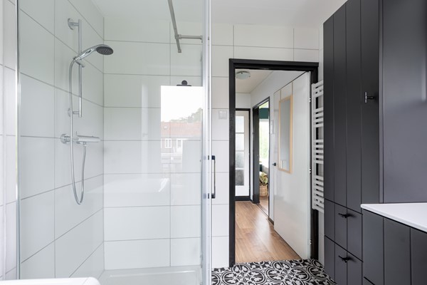 Foto - Te koop: Sfeervolle tussenwoning met groene oase!